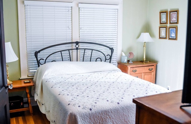 Full size home quiet neighborhood 5min to Plaza