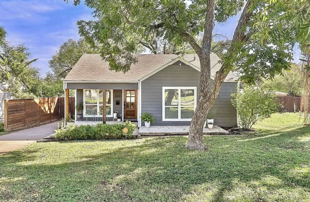 Fully Fenced 3 Bed/2Bath Home, 15 min away from Downtown and AT&T Stadium