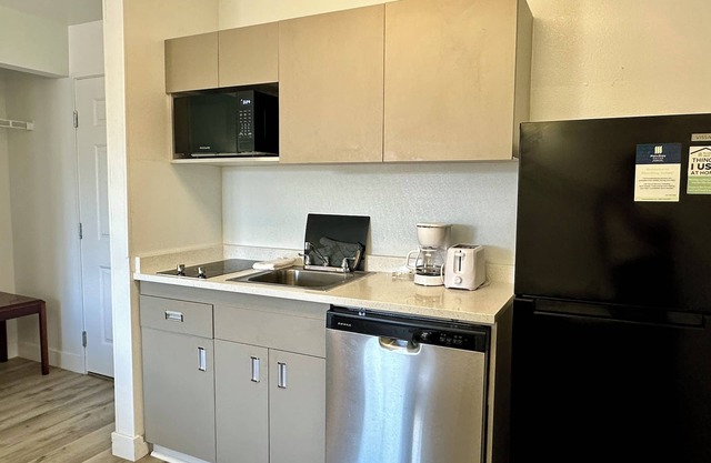 Fully Furnished Hotel Suites in Las Vegas with Fitness Room and Outdoor Pool