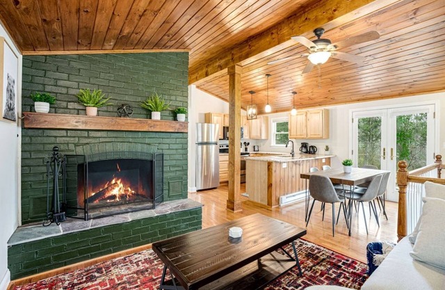 Fun and Modern Cabin with Pool Table, Hot Tub and Fire Pit for Your Perfect Getaway in Historic Harpers Ferry, WV