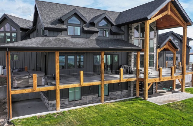 Fun Large cabin in gated community near bear lake.