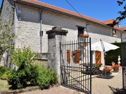 Gîte charmant avec cour close et équipement bébé à La Tour-Saint-Gelin - FR-1-381-24