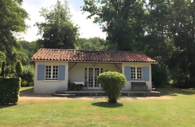 Gîte Le Lavoir - Domaine l'Étang des Mirandes with Shared Pool