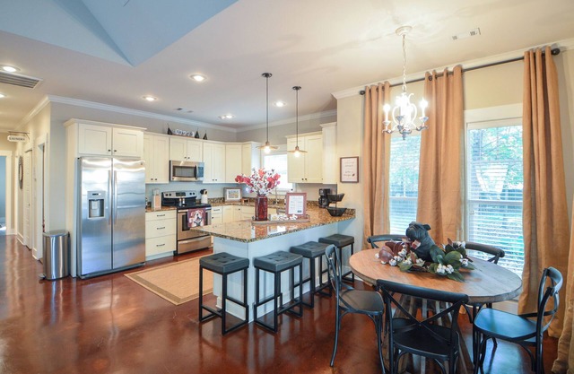 Game Day, 3 Min Walk Downtown, King Beds, Smart Tvs, FirePit