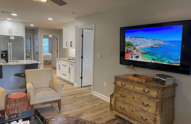 GAMEDAY GETAWAY! Marvelous 4-bedroom condo in Seneca with AC, fitness room, WiFi