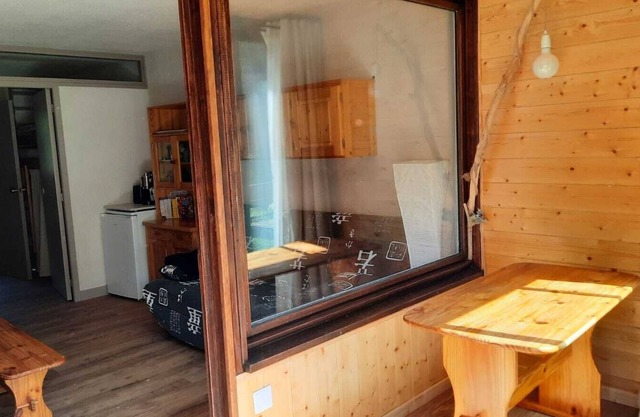 Garden apartment in the mountains. Quiet residence with green space.