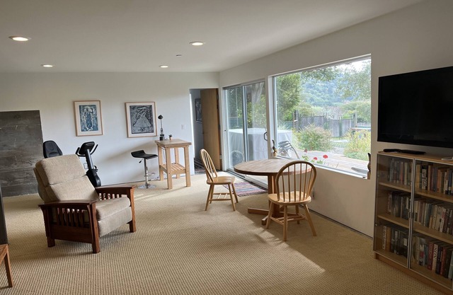 Garden apt. above the beach close to hiking trails and beach.