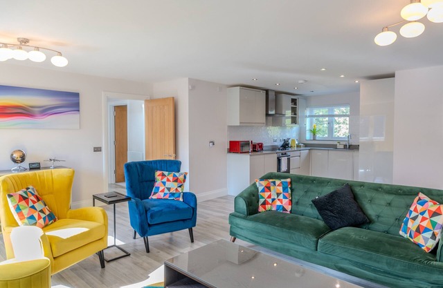 Garland Modern Spacious Apartment, Brentwood 2 With Private Entrance & Parking
