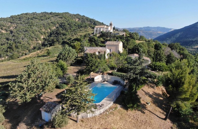 Gîte for 4-6 people in a charming private hamlet with panoramic views and a pool