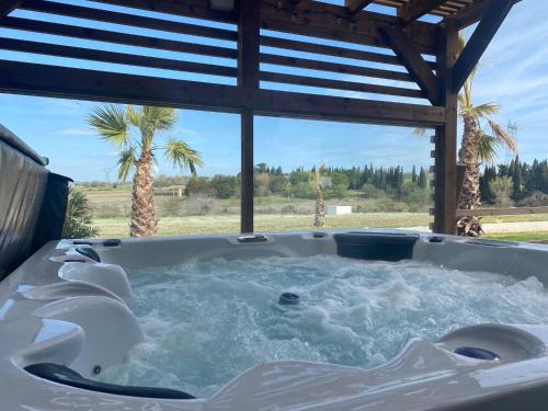 Gite pour 8 p Jacuzzi sur domaine 3Ha