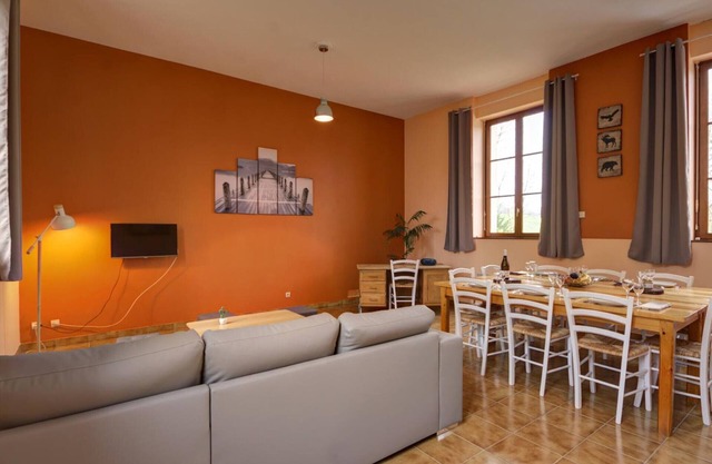 Gite Saint-Bonnet-des-Quarts, 3 bedrooms, 6 persons