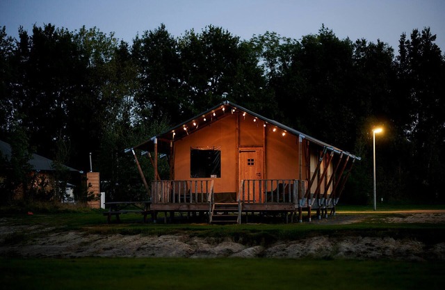 Glamping at its best! Luxurious safari tent by the play pond at Vakantiepark de Sallandshoeve for a perfect family holiday.