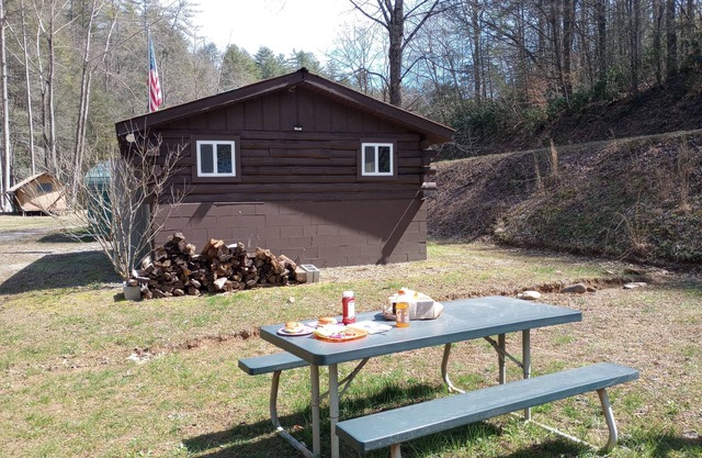 Glamping- Firepits - Smores- Creekside Fishing-Outdoors