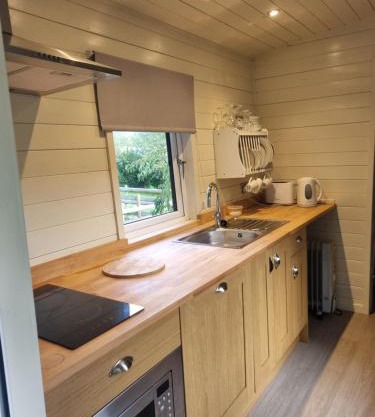 Glamping Hut - Sleeps 2 hot tub & parking