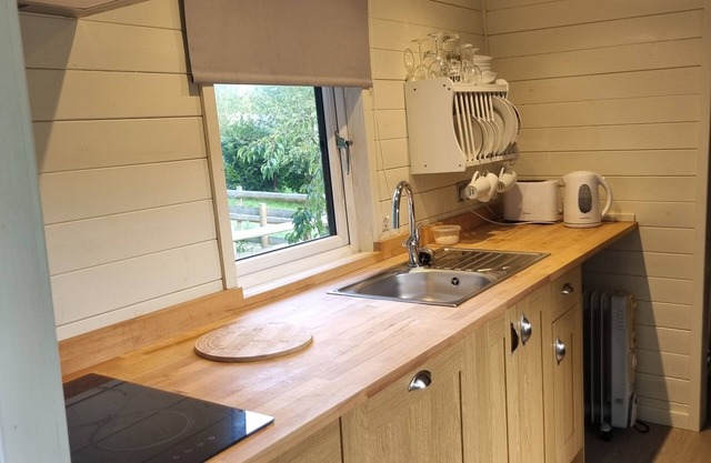 Glamping Hut - Sleeps 2, hot tub & parking