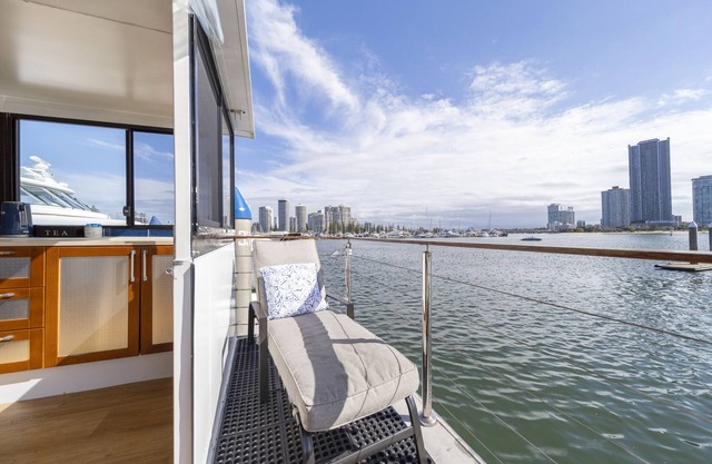 Gold Coast Floating Home, Beach, Restaurants, Pets