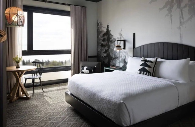 Golden Warmth - Boutique Experience Near Lake Yosemite | Historic Stay