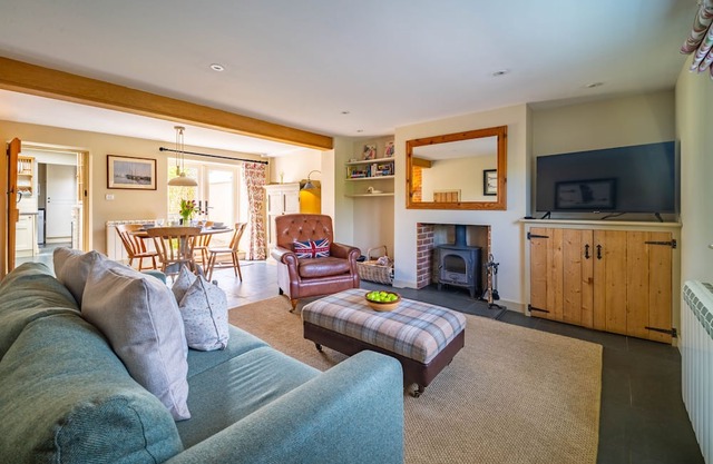 Goose Cottage is a beautifully renovated two bedroom brick and flint terrace cottage, with fabulous