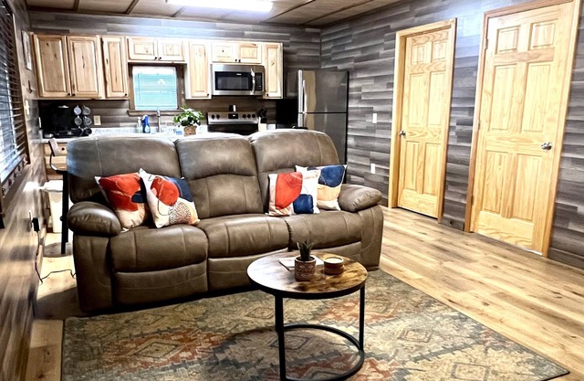 Gorgeous 2-bedroom cabin on the Watauga River!