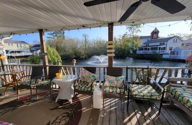 Gorgeous 5BR on the Lake | King Beds + Porch Views, Site 6028