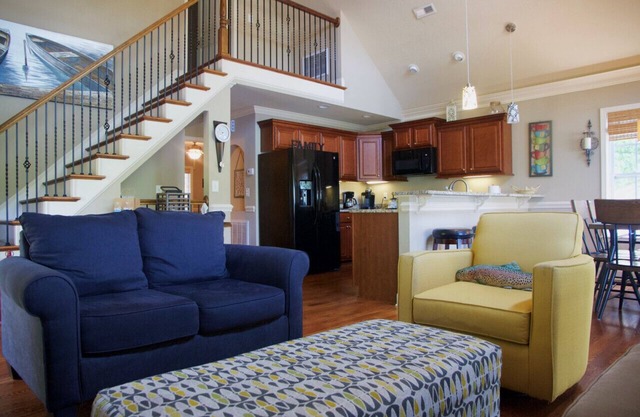 Gorgeous Lake House With Stunning Sunset Views!