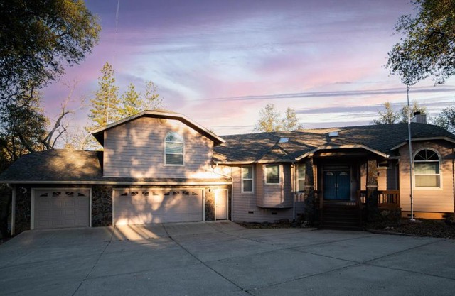 Gorgeous villa overlooking Yosemite mountains