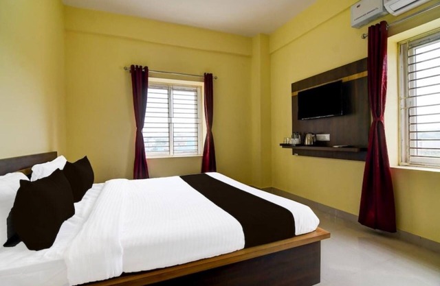 Goroomgo Dutta Residency Premium