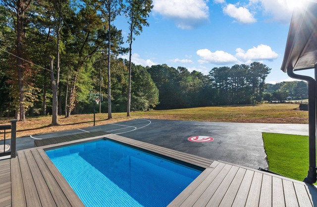 Graceland *Pool & Spa Farmhouse Miniature Horse*