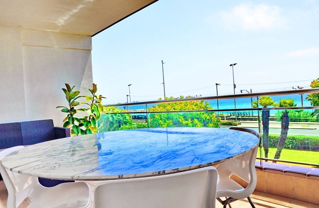 Great apartment on the beach, very close to Barcelona. First sea line
