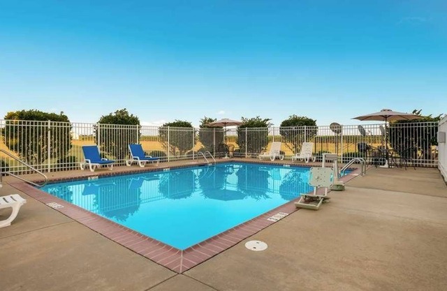 Great Deal in Knights Inn Bunkie! Pool, Free Parking On-Site, Free Breakfast