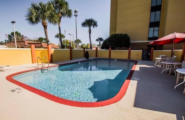 Great Escape! 1 Comfy Unit, Pool, Breakfast, Parking, Close to Attractions.