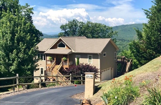 Great location, beautiful mountain and sunset views, hot tub and shuffleboard.