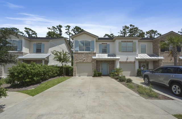 Great location. Easy off the island. 2 miles to beaches & pier/village area.