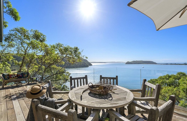 Great Mackerel Beach Cabin (Palm Beach and Pittwater Views)