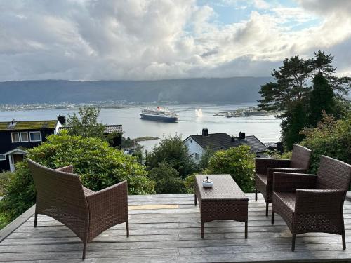 Great place with a stunning view of the mountains and the fjord
