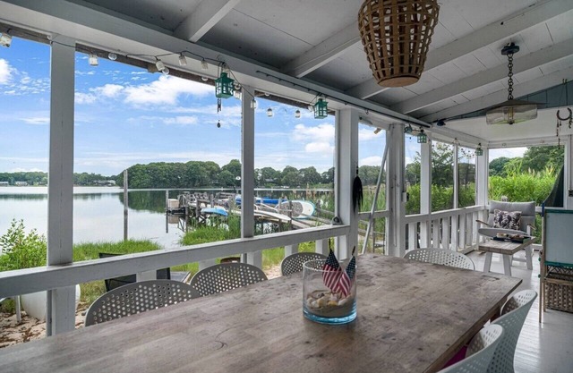Great Sag Harbor Cottage on the Water Bay views