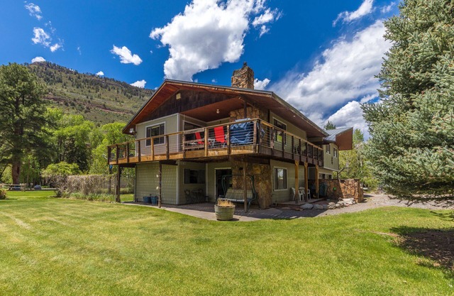 Great Views- Large Private Yard - Sauna - Deck - Trailers OK STR2024-086