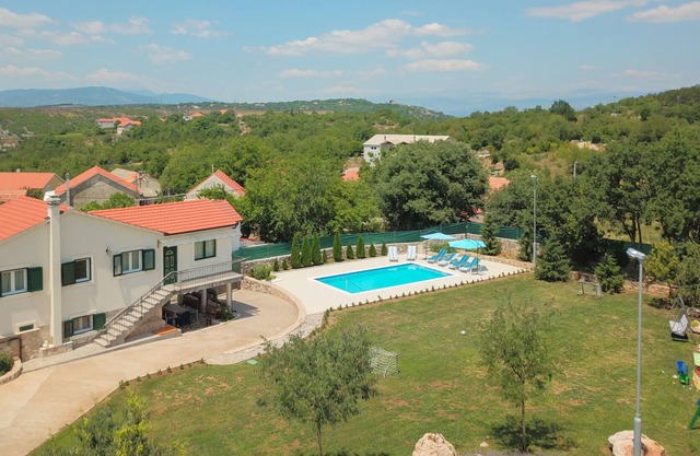 Green Oasis w/Swimming pool + Grill house