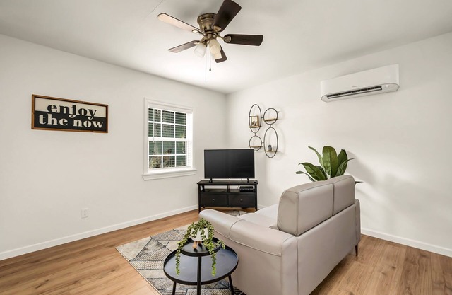 Gretel ; Private one bedroom duplex in desirable Fort Smith downtown Park Hill