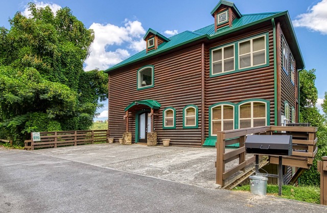 Greystone, Hot Tub, Game Room, FREE Attraction tickets each paid day, Pool Table