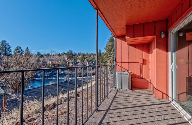 Ground level Deschutes River Studio w/Fireplace! Pet Friendly!