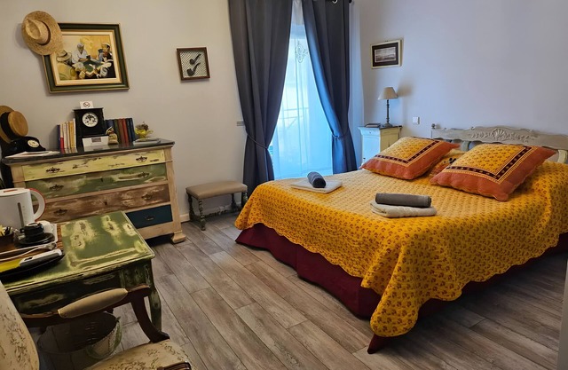 Guest Room 'Chambre Marcel Pagnol' with Shared Terrace, Wi-Fi and Air Conditioning