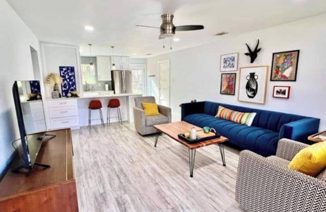 Hacienda East - Contemporary, Bright, Just Right