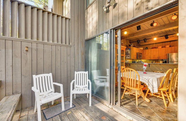 Half Mile to Ski Slopes: Conway Condo w/Hot Tub!