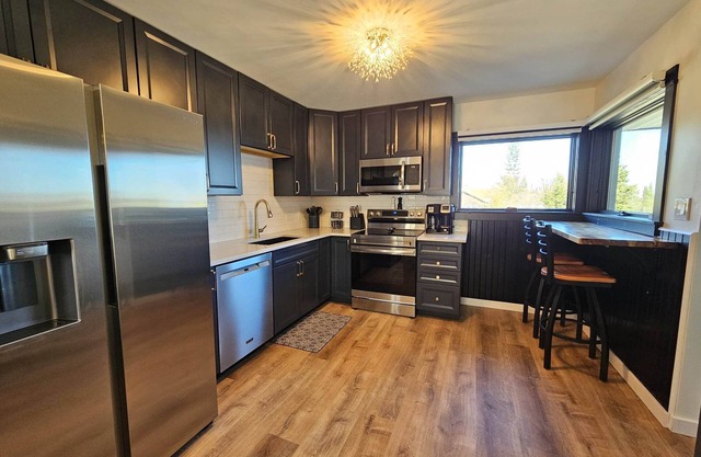 Harbour View Getaway- unique, fully renovated 1 block from the lake!