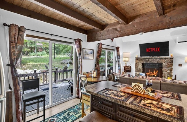 Has King Bed Has Work Station Free Coffee Free Parking