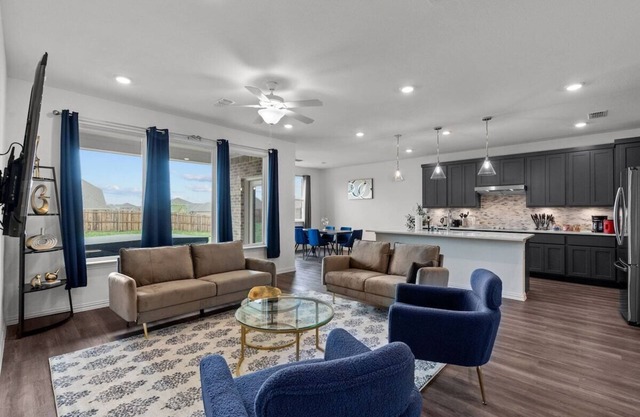 Haslet House · Luxury and Spacious Family Retreat w Jacuzzi