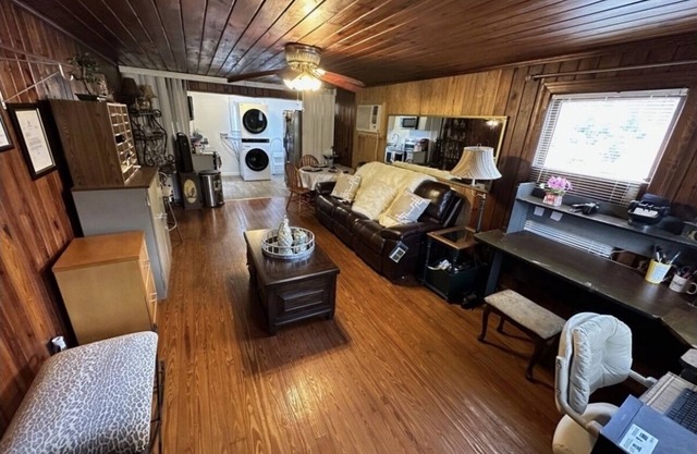 Have a Great Awesome Stay at Stylish Fully Upgrade 2BR 1 Bath Duplex House!