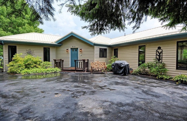 Hawks View Cottage-Open for Bookings! Near Snow Tubing/Skiing, Hot Tub