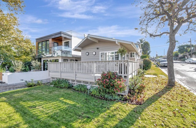 Heart of Corona Del Mar! 10 minute walk to the beach/Steps to downtown!